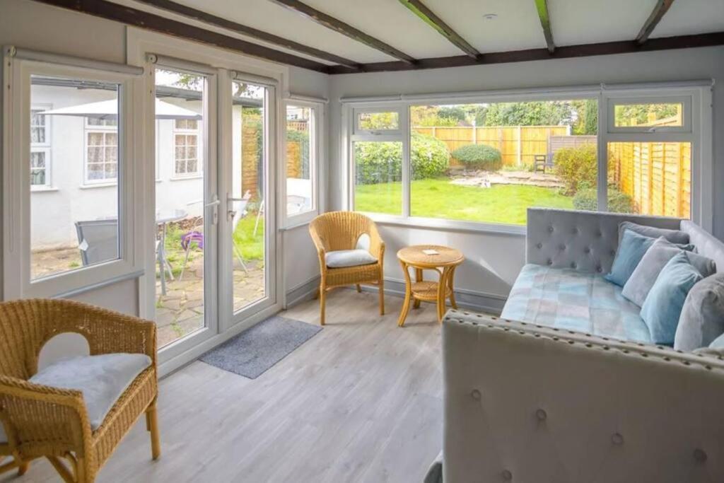 A Bright And Spacious Gem Staines-upon-Thames Exterior photo